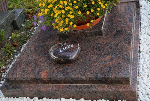 Edle Herzen aus Granit 18x17x7cm mit Inschrift "In Liebe"