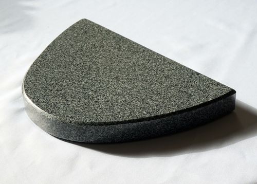 Grillstein aus Granit halboval 30x20x3cm