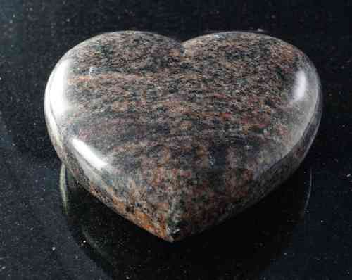 Edle Herzen aus Granit allseitig poliert 18x17x7cm